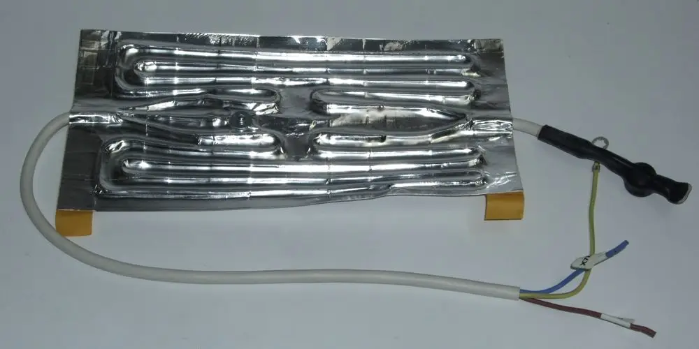 Daikin-Heizelement aus Aluminium mit elektrischen Anschlüssen. Flache Bauform mit langen, geschwungenen Rohrleitungen, geeignet für Heizsysteme.
